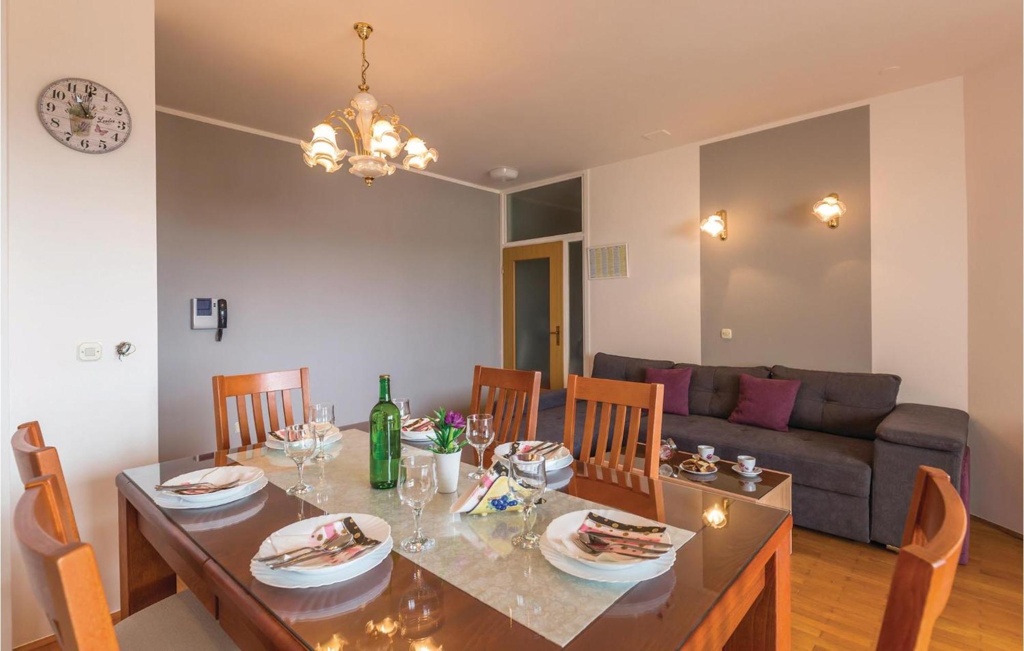 Stunning Apartment In Makarska With Kitchen Extérieur photo