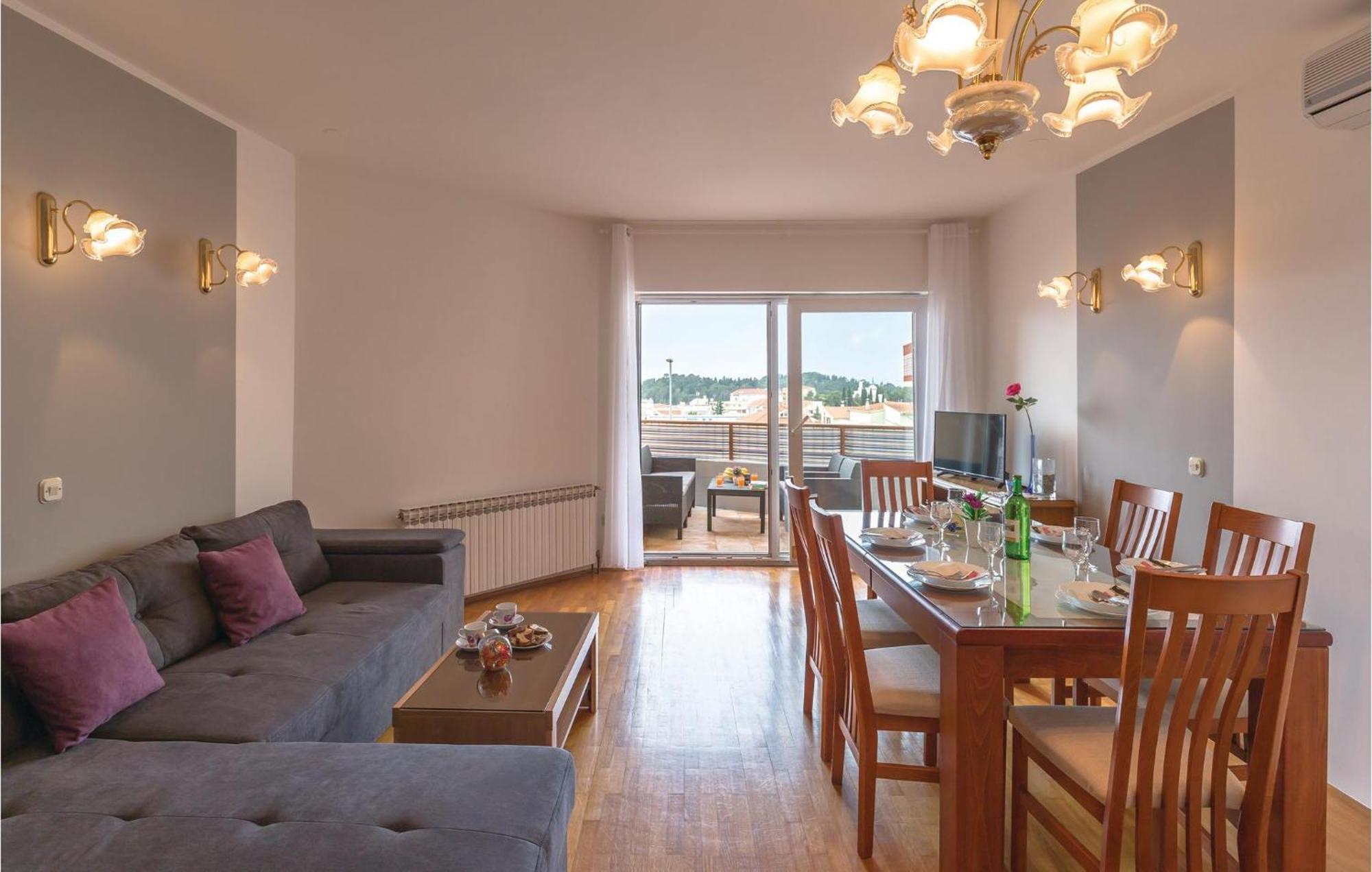 Stunning Apartment In Makarska With Kitchen Extérieur photo