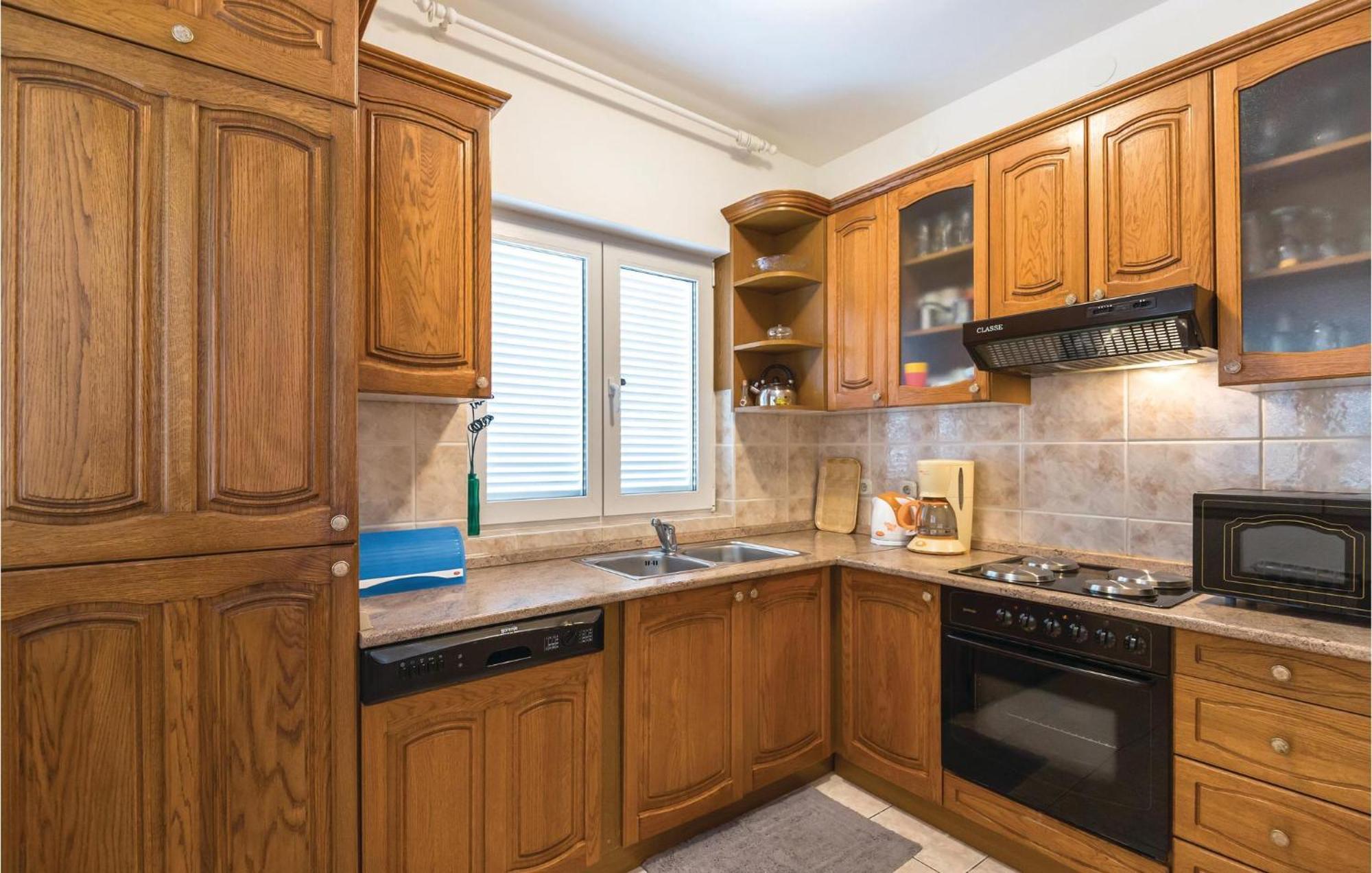 Stunning Apartment In Makarska With Kitchen Extérieur photo