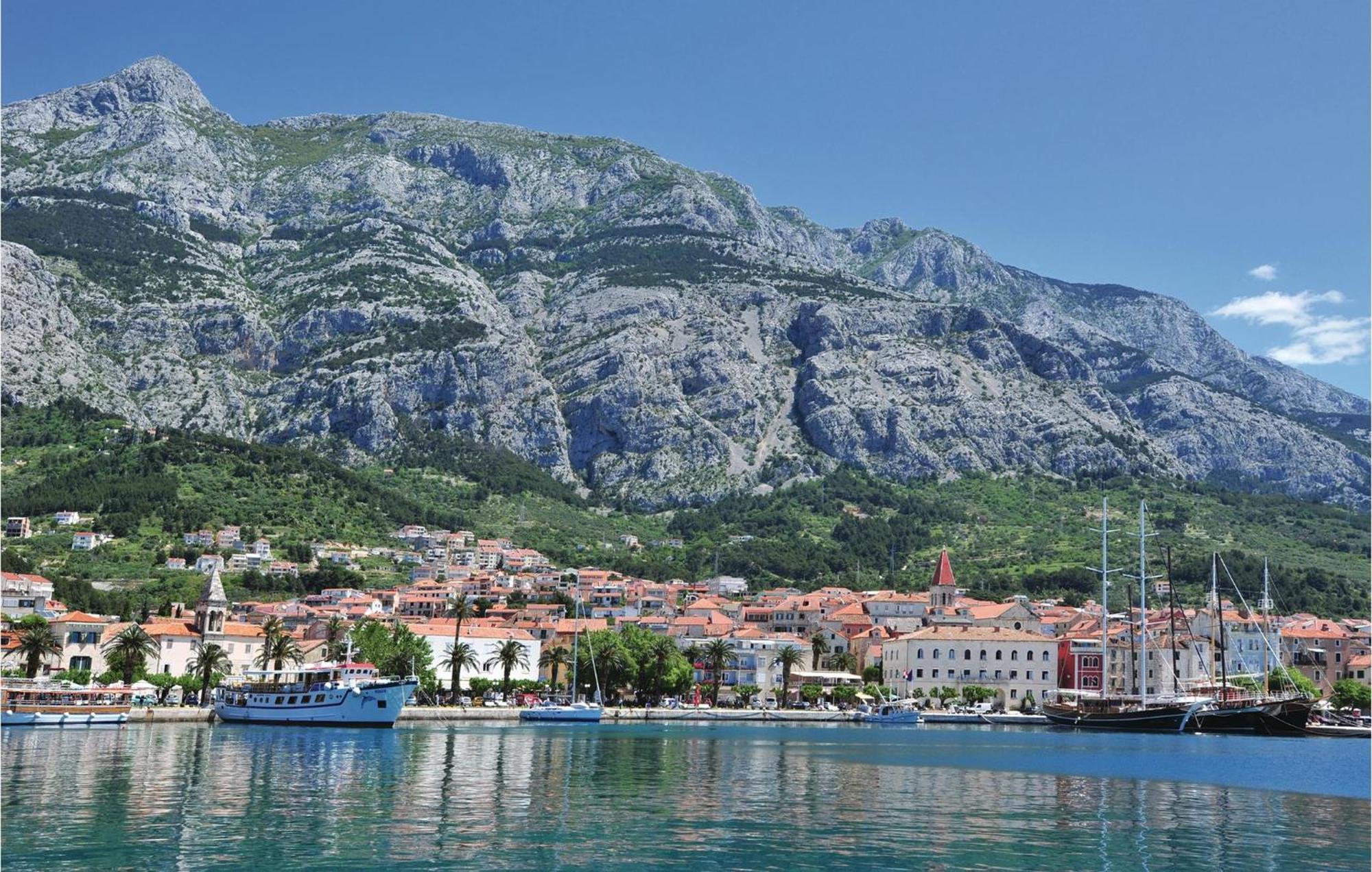 Stunning Apartment In Makarska With Kitchen Extérieur photo